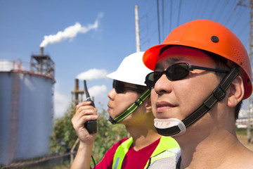 码头作业人员在海事工业设施旁使用对讲机
